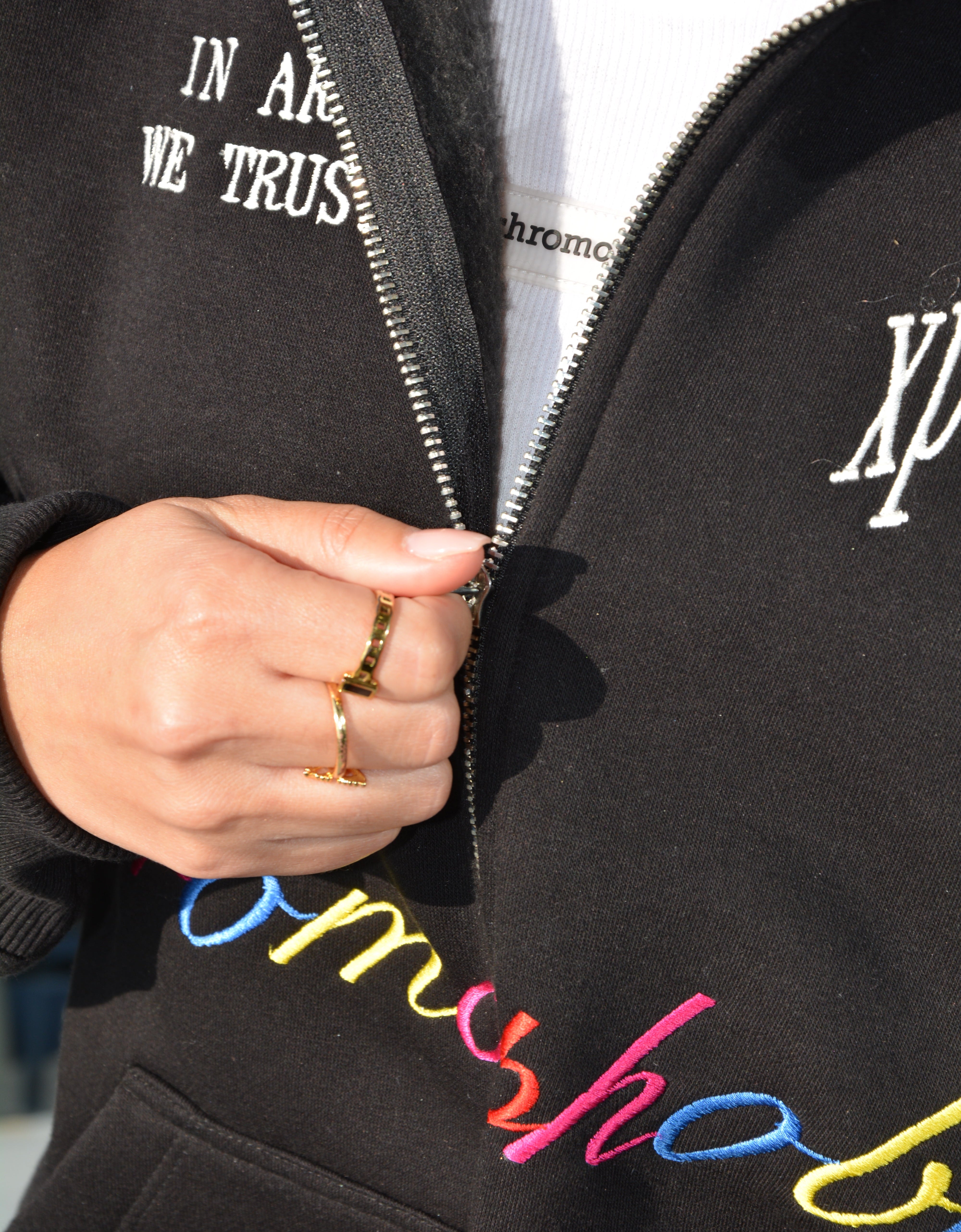 "IN ART WE TRUST" ZIP-UP