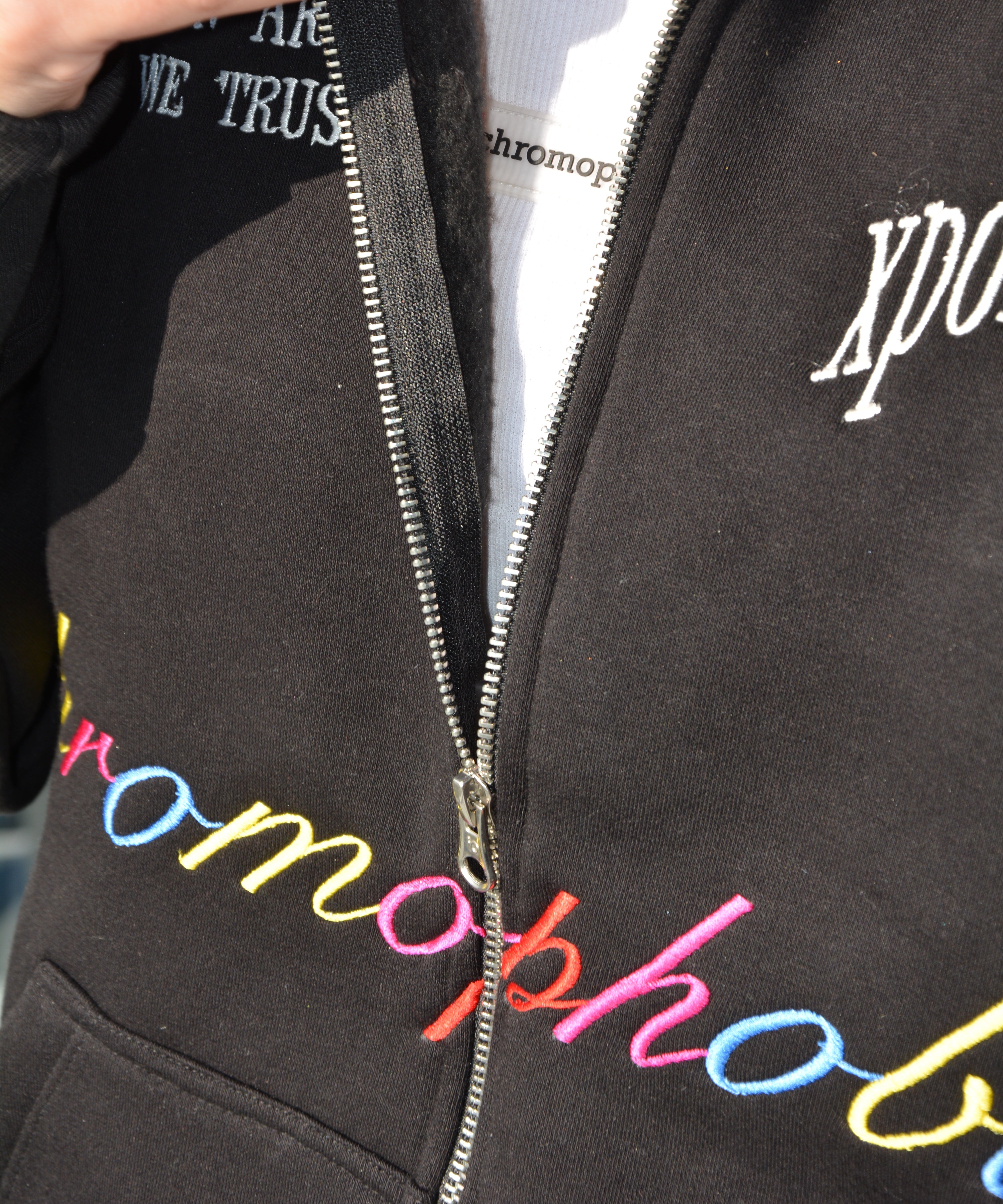 "IN ART WE TRUST" ZIP-UP